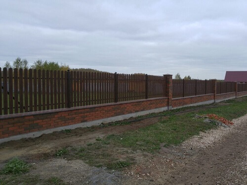 Монтаж забора из металлоштакетника в Вилейке