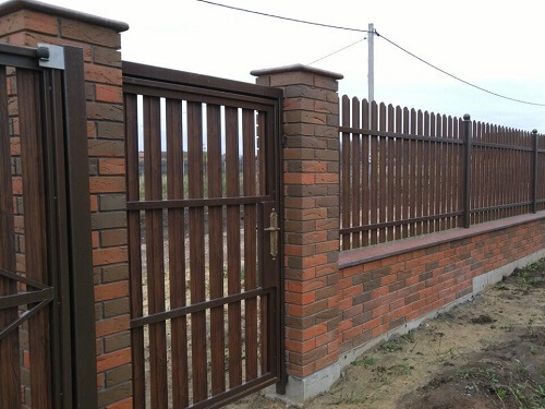 Установка забора из металлоштакетника в Вилейке