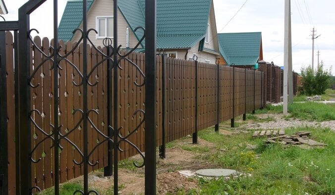 Строительство забора из дерева в Вилейке